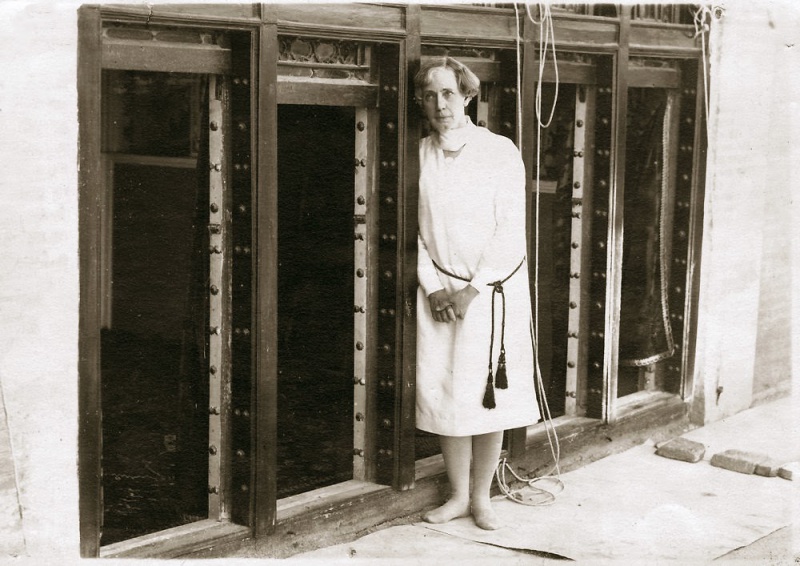 Файл:Martha Root at House of the Bab - Shiraz 1930.jpg