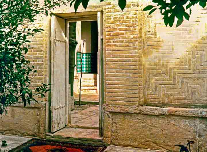 Файл:House of the Bab in Shiraz, before demolition 15.jpg